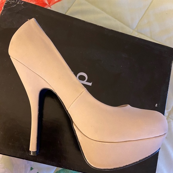 Heels - Picture 7 of 7